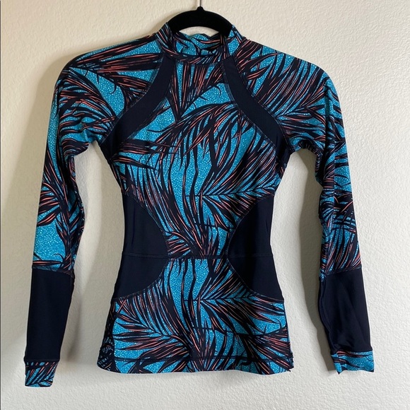 Lululemon Suns Out rash guards size 0/2? GUC pocket - Picture 1 of 6
